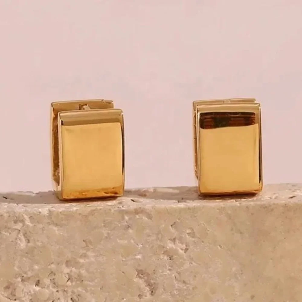 NEW 18K GOLD SQUARE EARRINGS, NICE EARRINGS, CUTE EARRINGS. - Picture 5 of 7